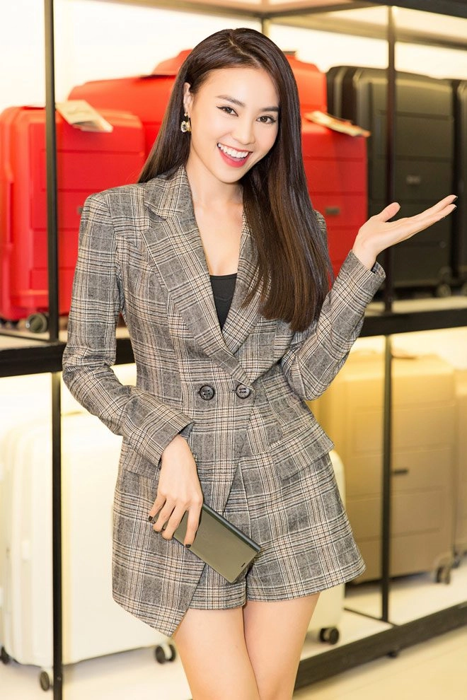 Angela phương trinh mâu thủy lan ngọc mua sắm vali giảm giá khủng trong đợt xả hàng