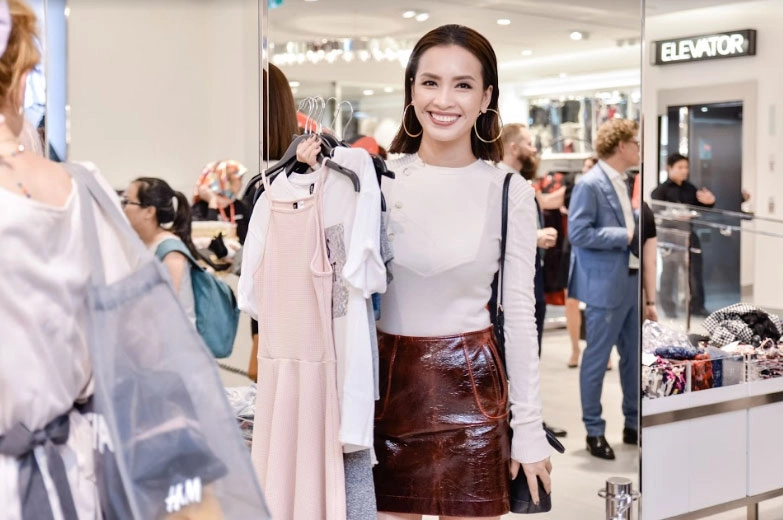 Angela phương trinh thanh hằng siêu cá tính cùng nhau công phá thảm đỏ