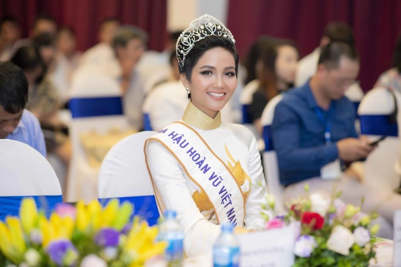 Áo dài sen vàng và vương miện tiền tỷ của hoa hậu hhen niê nổi nhất tuần