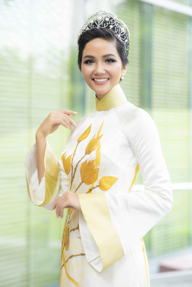 Áo dài sen vàng và vương miện tiền tỷ của hoa hậu hhen niê nổi nhất tuần