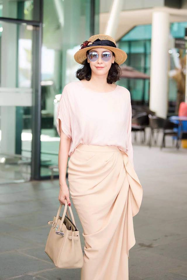 Áo dài sen vàng và vương miện tiền tỷ của hoa hậu hhen niê nổi nhất tuần