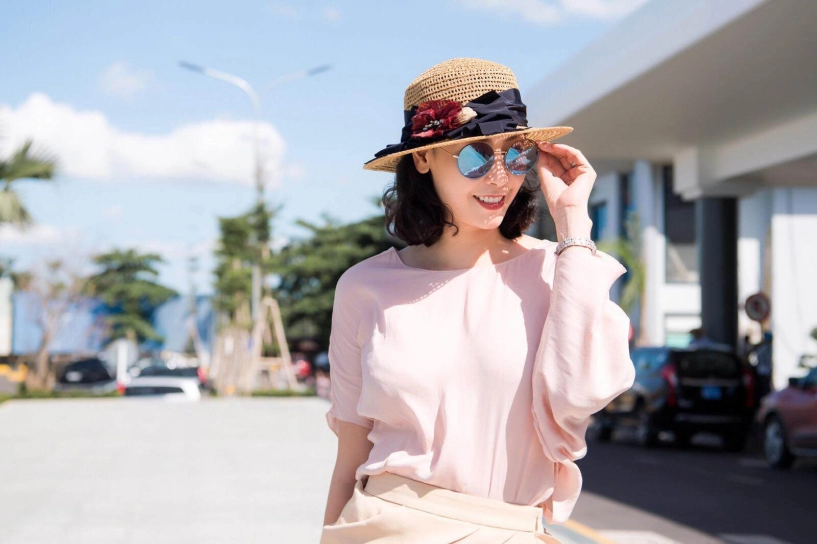 Áo dài sen vàng và vương miện tiền tỷ của hoa hậu hhen niê nổi nhất tuần