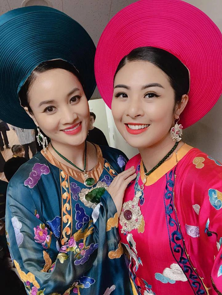 Áo dài sen vàng và vương miện tiền tỷ của hoa hậu hhen niê nổi nhất tuần