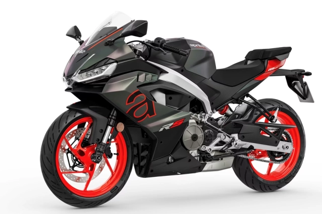 Aprilia tiết lộ chiếc nakedbike tân cổ điển mới 2 xy-lanh 48 mã lực đang trong quá trình thử nghiệm