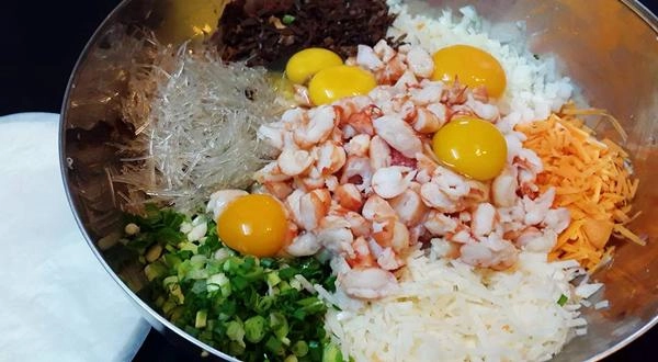 Bà mẹ cần thơ bày cách làm nem rán giòn và trữ đông nem ngày tết