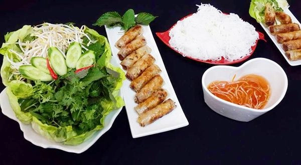 Bà mẹ cần thơ bày cách làm nem rán giòn và trữ đông nem ngày tết