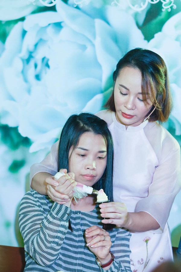 Bà mẹ cựu sinh viên neu mách cách tự bắt hoa kem bơ thần thánh để cài lên bánh