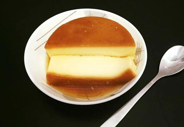 Bà nội trợ đảm đang bày mẹo làm bánh flan mịn mượt như nhung không lo bị rỗ