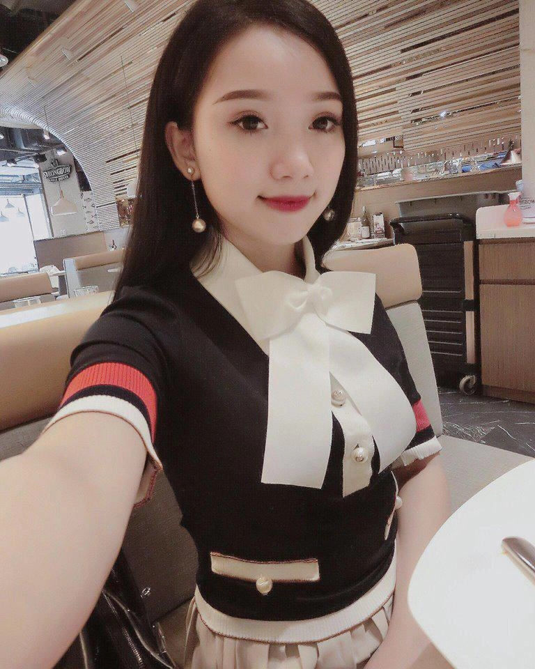 Bạn gái cầu thủ ngầu nhất u23 trắng không thua ngọc trinh hàng hiệu cũng không hề kém