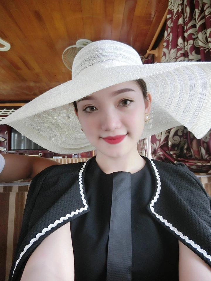 Bạn gái cầu thủ ngầu nhất u23 trắng không thua ngọc trinh hàng hiệu cũng không hề kém