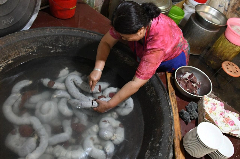 Bán món ăn ngoằn ngoèo nhìn như giun khổng lồ tháng kiếm gần 400 triệu ngon ơ