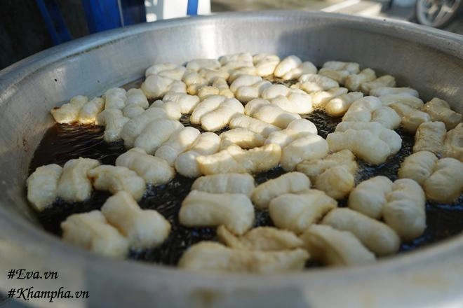 Bánh đùi gà nhỏ nhất hà nội quán hàng chục năm không có nổi chiếc ghế vẫn nườm nượp khách