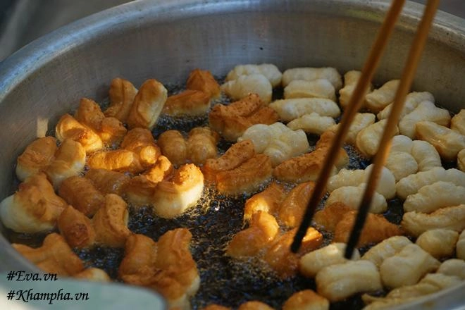 Bánh đùi gà nhỏ nhất hà nội quán hàng chục năm không có nổi chiếc ghế vẫn nườm nượp khách