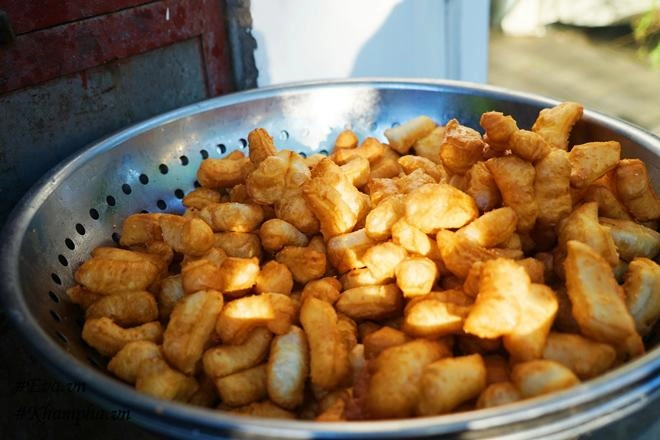Bánh đùi gà nhỏ nhất hà nội quán hàng chục năm không có nổi chiếc ghế vẫn nườm nượp khách