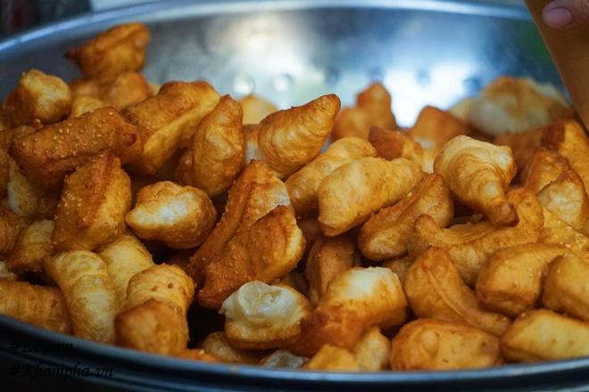 Bánh đùi gà nhỏ nhất hà nội quán hàng chục năm không có nổi chiếc ghế vẫn nườm nượp khách