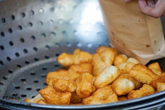 Bánh đùi gà nhỏ nhất hà nội quán hàng chục năm không có nổi chiếc ghế vẫn nườm nượp khách