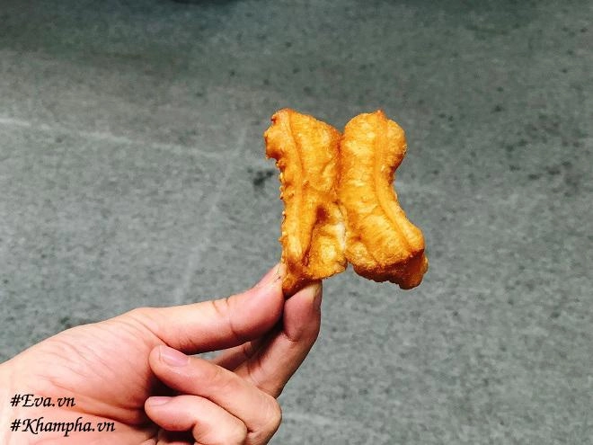 Bánh đùi gà nhỏ nhất hà nội quán hàng chục năm không có nổi chiếc ghế vẫn nườm nượp khách