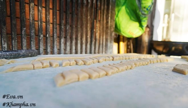 Bánh đùi gà nhỏ nhất hà nội quán hàng chục năm không có nổi chiếc ghế vẫn nườm nượp khách