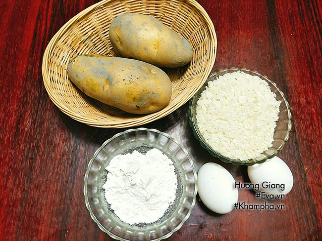 Bánh khoai tây chiên xù nóng hổi nhâm nhi ngày lạnh