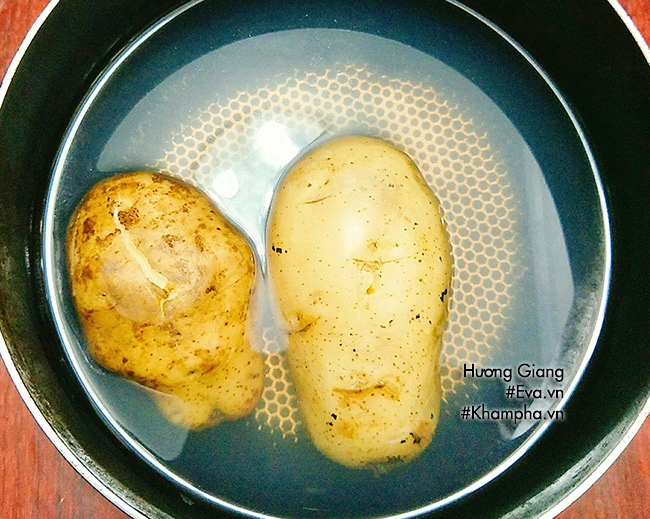 Bánh khoai tây chiên xù nóng hổi nhâm nhi ngày lạnh