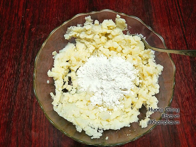 Bánh khoai tây chiên xù nóng hổi nhâm nhi ngày lạnh