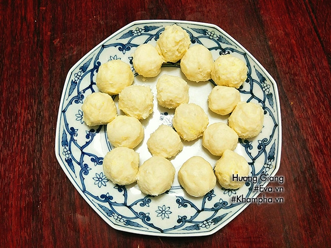 Bánh khoai tây chiên xù nóng hổi nhâm nhi ngày lạnh