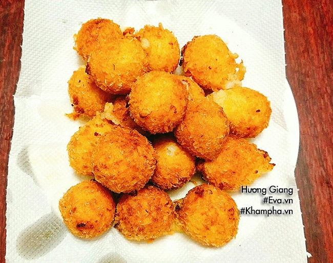 Bánh khoai tây chiên xù nóng hổi nhâm nhi ngày lạnh