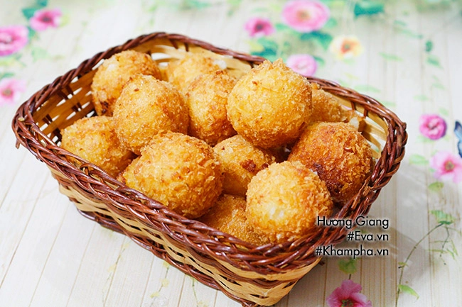 Bánh khoai tây chiên xù nóng hổi nhâm nhi ngày lạnh