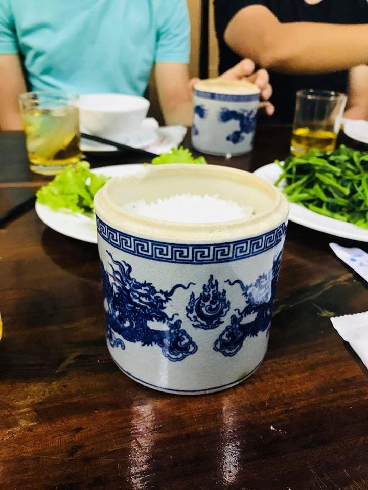 Bát cơm niêu của một nhà hàng khiến dân mạng cười bò thêm cây nhang với quả trứng là đẹp