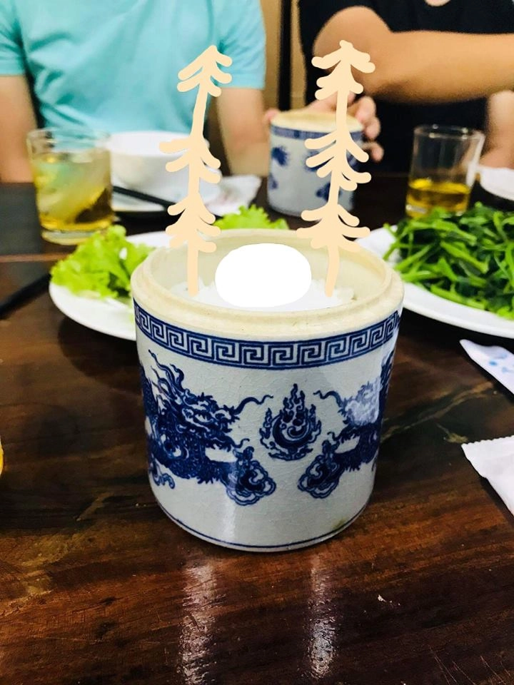Bát cơm niêu của một nhà hàng khiến dân mạng cười bò thêm cây nhang với quả trứng là đẹp