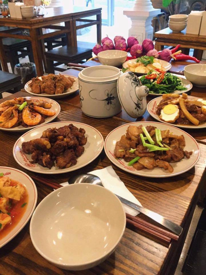 Bát cơm niêu của một nhà hàng khiến dân mạng cười bò thêm cây nhang với quả trứng là đẹp