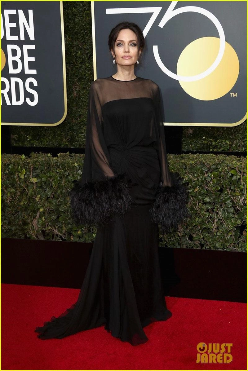 Bất ngờ lý do angelina jolie mỹ nhân 50 sắc thái cùng loạt sao đen xì trên thảm đỏ
