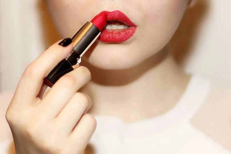 Bất ngờ trước cách mà nhân viên shop quần áo tẩy sạch vết bẩn từ son mỹ phẩm