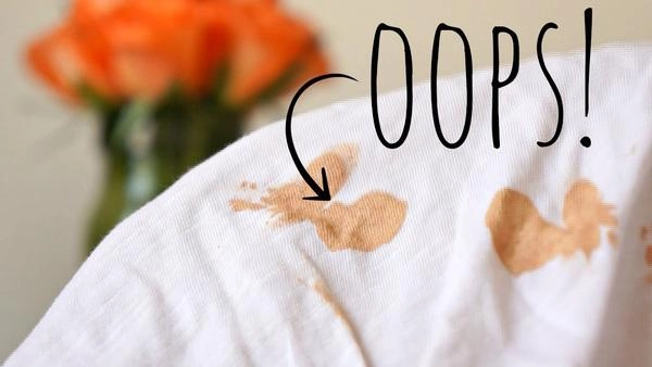 Bất ngờ trước cách mà nhân viên shop quần áo tẩy sạch vết bẩn từ son mỹ phẩm