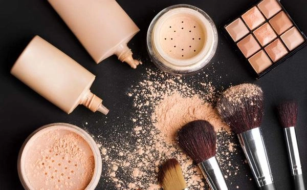Bất ngờ trước cách mà nhân viên shop quần áo tẩy sạch vết bẩn từ son mỹ phẩm