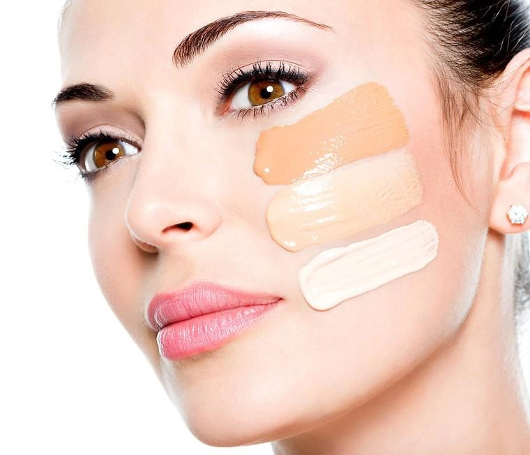 Bất ngờ trước cách mà nhân viên shop quần áo tẩy sạch vết bẩn từ son mỹ phẩm