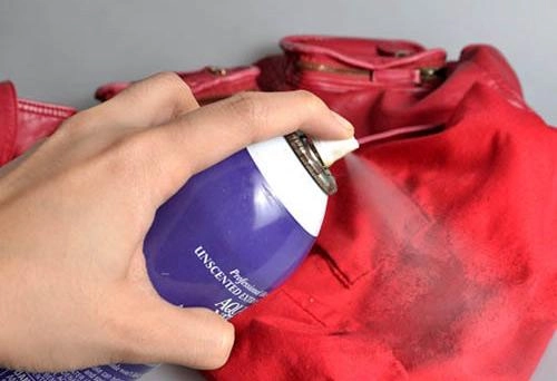 Bất ngờ trước cách mà nhân viên shop quần áo tẩy sạch vết bẩn từ son mỹ phẩm