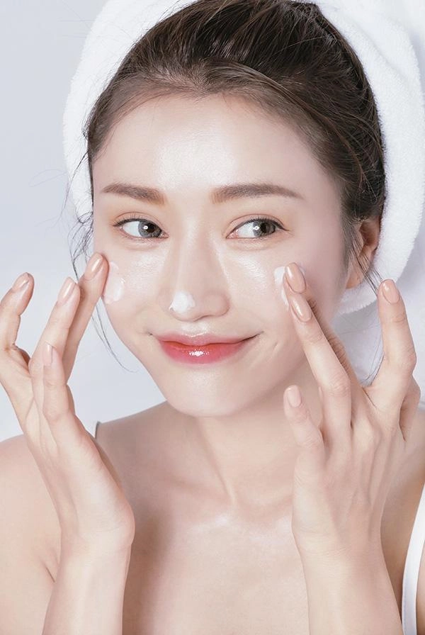Bất ngờ xuất hiện sau 10 năm vắng bóng cựu thành viên mắt ngọc gây sốc toàn tập bởi