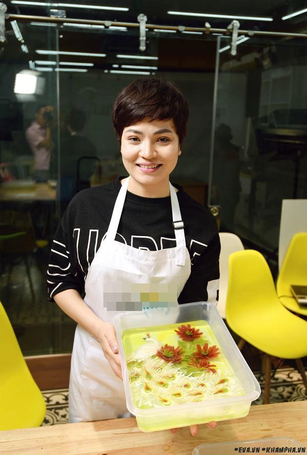 Bị chê nấu ăn dở mẹ hà nội nghỉ việc quyết theo đuổi đam mê tỉa thạch rau câu