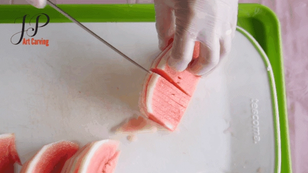 Bị chê vụng và đây là cách nàng dâu bày dưa hấu lấy lại điểm trong mắt mẹ chồng