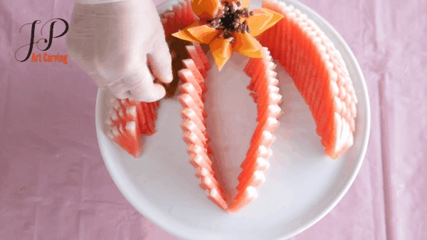 Bị chê vụng và đây là cách nàng dâu bày dưa hấu lấy lại điểm trong mắt mẹ chồng