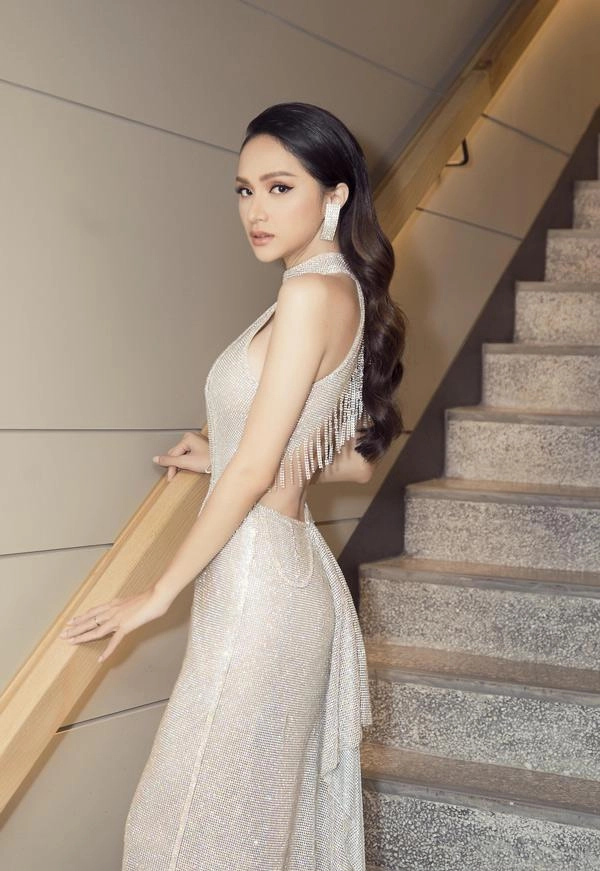Bị fans thách thức post ảnh không chỉnh sửa hương giang gửi luôn clip cận cảnh body
