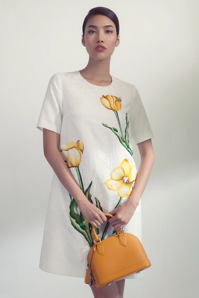 Bí quyết diện váy hoa đẹp kiêu hãnh như lan khuê