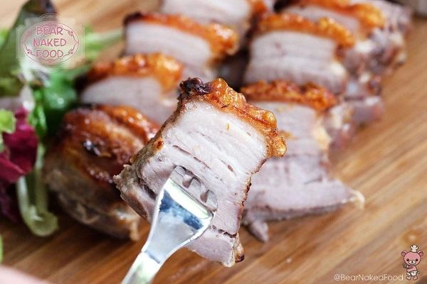 Biết chồng thích thịt quay vợ cho thêm nguyên liệu này vào không ngờ thịt vàng ươm da giòn rụm