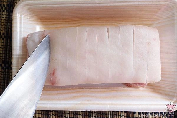 Biết chồng thích thịt quay vợ cho thêm nguyên liệu này vào không ngờ thịt vàng ươm da giòn rụm