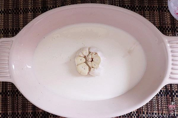 Biết chồng thích thịt quay vợ cho thêm nguyên liệu này vào không ngờ thịt vàng ươm da giòn rụm