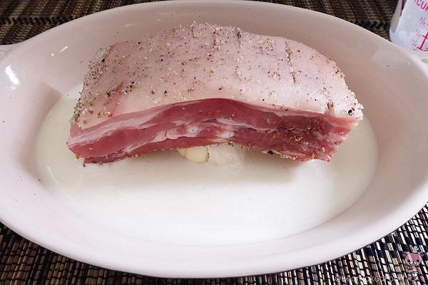 Biết chồng thích thịt quay vợ cho thêm nguyên liệu này vào không ngờ thịt vàng ươm da giòn rụm