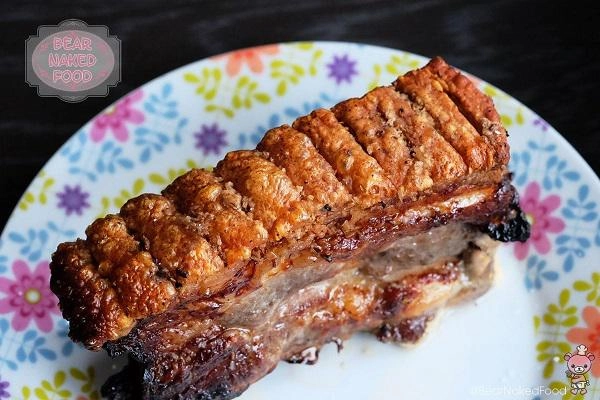 Biết chồng thích thịt quay vợ cho thêm nguyên liệu này vào không ngờ thịt vàng ươm da giòn rụm