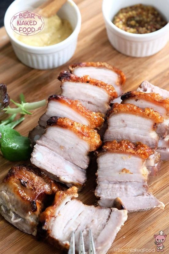 Biết chồng thích thịt quay vợ cho thêm nguyên liệu này vào không ngờ thịt vàng ươm da giòn rụm