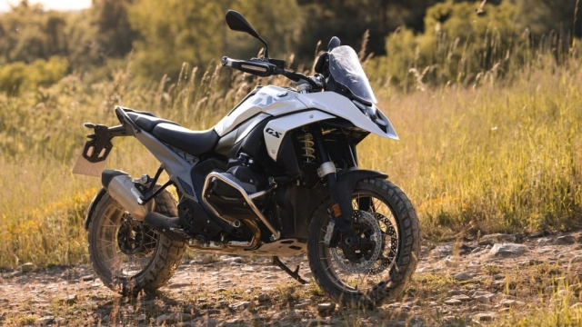 Bmw r 1300 gs vs ktm 1290 super adventure r trên bàn cân thông số